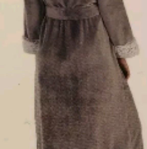 Robe - Picture 2 of 8